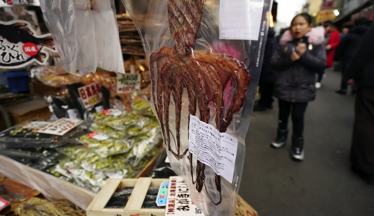 Gurita kering untuk membuat makanan tahun baru atau osechi dijual di Pasar Tsukiji, Tokyo, Jepang, Kamis (26/12/2019). Osechi dapat berupa makanan Barat atau juga China. (AP Photo/Eugene Hoshiko)