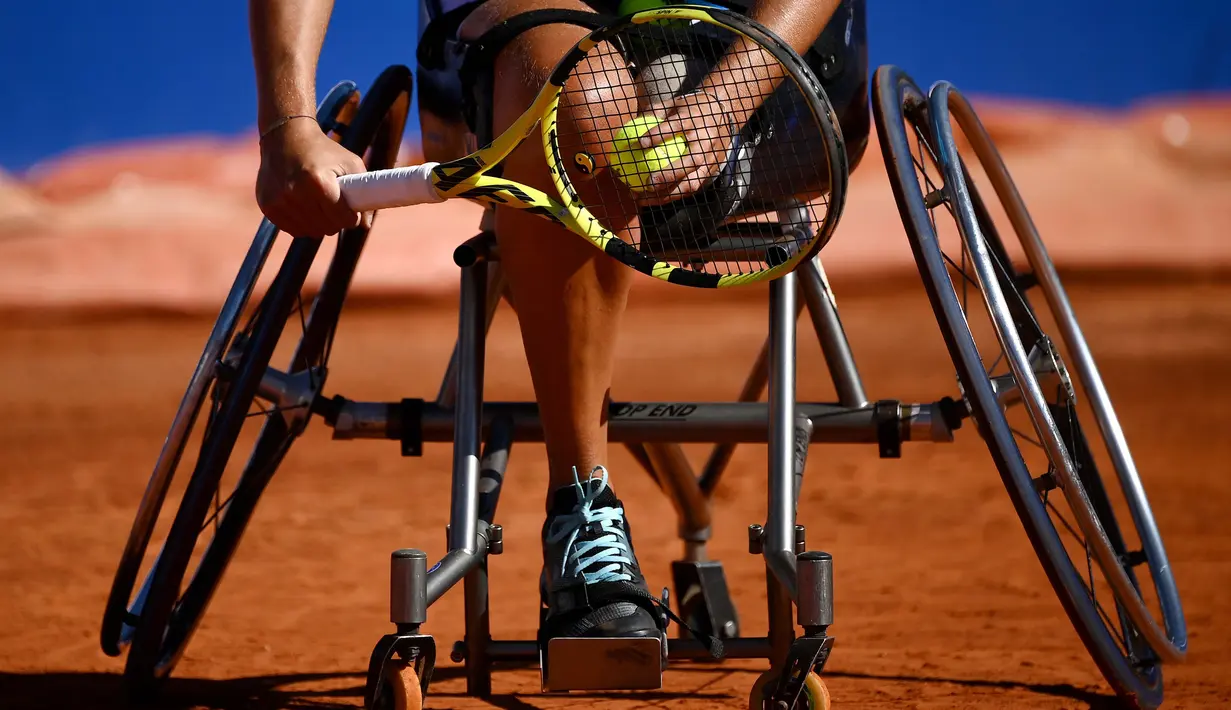 Atlet para tenis Prancis Pauline Deroulede bersiap untuk melakukan servis pada turnamen tenis kursi roda French Riviera Open edisi ke-4 di Biot, 28 September 2020. Pauline Deroulede menjadi calon Prancis pada tenis kursi roda dalam waktu kurang dari dua tahun. (FRANCK FIFE/AFP)