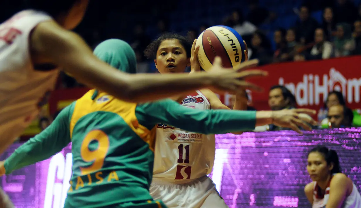 Pebasket putri Sahabat Wisma Sehati Semarang, Nur Rahmawati (memegang bola) mencoba membangun serangan ke pertahanan Surabaya Fever di final WNBL Championship 2015 di Hall A Senayan, Jakarta, Jumat (8/5/2015). (Liputan6.com/Helmi Fithriansyah)