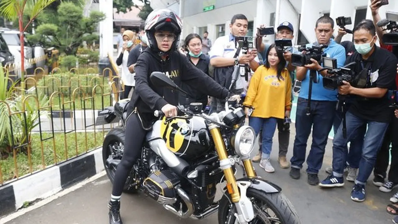 6 Potret Sangar Nikita Mirzani Naik Moge saat Hadiri Sidang