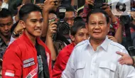 Putra bungsu Presiden Joko Widodo (Jokowi) itu mengenakan jaket PSI berwarna merah dan langsung disambut Prabowo yang mengenakan pakaian putih. (Liputan6.com/Angga Yuniar)