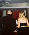 Drake dan Taylor Swift kembali ramai menjadi perbincangan publik. Setelah tersebar kedekatan mereka dan Drake mengenalkan Taylor kepada ibunya, kini Drake mengunggah foto dirinya bersama Taylor, meski tampak belakang. (Instagram/champagnepapi)