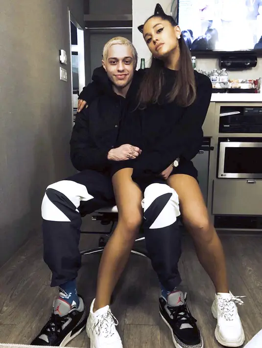 Dikabarkan Pete Davidson kini tengah berusaha semaksimal mungkin untuk membuat Ariana Grande bahagia. (instagram/arianagrande)