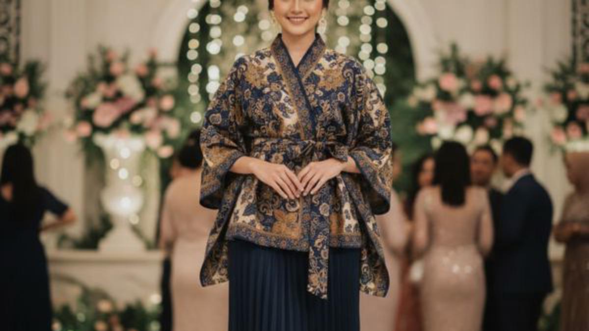 7 Model Atasan Batik Buat Kondangan yang Elegan dan Modern, Percantik Penampilan