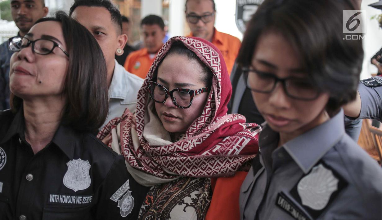 Ekspresi komedian Tri Retno Prayudati alias Nunung sebelum rilis kasus narkoba di Ditnarkoba Polda Metro Jaya, Jakarta, Senin (22/7/2019). Nunung ditangkap bersama suaminya, July Jan Sambiran, usai bertransaksi narkoba dengan tersangka TB di kediaman mereka. (Liputan6.com/Faizal Fanani)