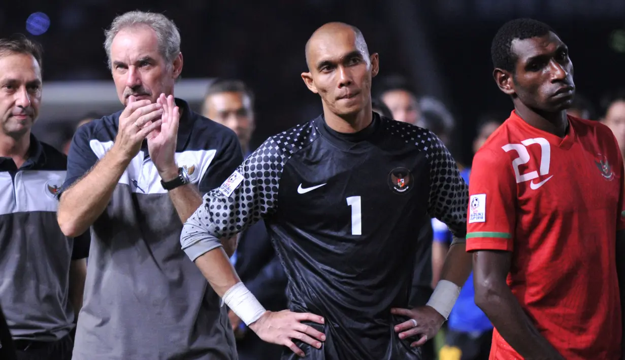 Pelatih Timnas Indonesia Alfred Riedle (kedua kiri) berdiri di samping pemain Indonesia (kanan) usai menghadapi Malaysia pada final Suzuki Cup 2010 di Jakarta, Indonesia, 29 Desember 2010. Alfred Riedl tutup usia di umur 70 tahun. (AFP PHOTO/ADEK BERRY)