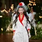 Bella Hadid berjalan di catwalk untuk show Rodarte pada New York Fashion Week: The Shows di New York City, Selasa (11/2/2020). Bella Hadid seolah-olah kembali ke era tahun 50an dalam balutan gaun polkadot merah dan putih dengan kerudung yang menutupi wajahnya. (FERNANDA CALFAT/GETTY IMAGES/AFP)