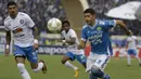 Gelandang Persib Bandung, Esteban Vizcarra, beradu cepat dengan bek Arema Malang, Arthur Cunha, pada laga Piala Indonesia di Stadion Si Jalak Harupat, Bandung, Senin (18/2). Persib bermain imbang 1-1 melawan Arema. (Bola.com/Vitalis Yogi Trisna)