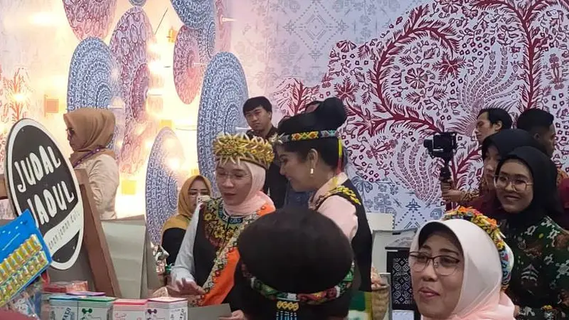 Wury Ma’ruf Amin Buka Pameran Kriyanusa 2024, Pakai Baju Adat Kalimantan Timur dan Beli Jajanan Jadul