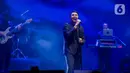 Penyanyi Tulus menyanyikan sebuah lagu pada konser yang bertajuk “Tulus Tur Manusia 2023" di Jiexpo Kemayoran, Jakarta Pusat, Jumat (3/3/2023). Konser 'Tur Manusia' ini Tulus persembahkan untuk para fans yang setia menemani karirnya dari awal mula ia muncul di industri musik Indonesia. (Liputan6.com/Faizal Fanani)
