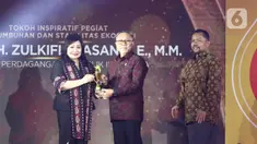 Wakil Komisaris Utama SCM Suryani Zaini saat memberikan penghargaan kepada Menteri Perdagangan Zulkifli Hasan dalam Anugrah Inspiratif Liputan6.com di Jakarta, Sabtu (8/7/2023). Zulkifli Hasan mendapatkan penghargan kategori tokoh inspiratif pegiat pertumbuhan dan stabilitas ekonomi. (Liputan6.com/Angga Yuniar)
