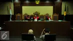 Gubernur Sumatera Utara nonaktif Gatot Pudjo Nugroho bersama istrinya, Evy Susanti saat menjalani sidang di Pengadilan Tipikor, Jakarta, Rabu (17/2). JPU menuntut Gatot dengan hukuman pidana selama 4 tahun enam bulan penjara. (Liputan6.com/Faisal R Syam)