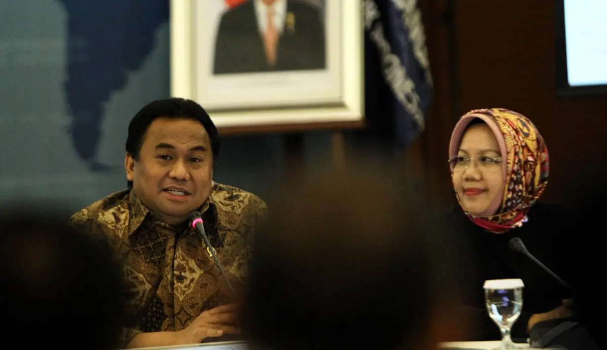 Mendag Rachmat Gobel saat menggelar rapat soal bahan pokok strategis di Kantor Kemendag, Jakarta, Minggu (16/11/2014). (Liputan6.com/Faizal Fanani)