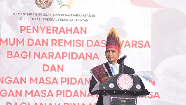 Puluhan narapidana Lapas Kelas I Cipinang, menghirup udara bebas setelah mendapatkan remisi di Hari Ulang Tahun ke-80 Republik Indonesia.