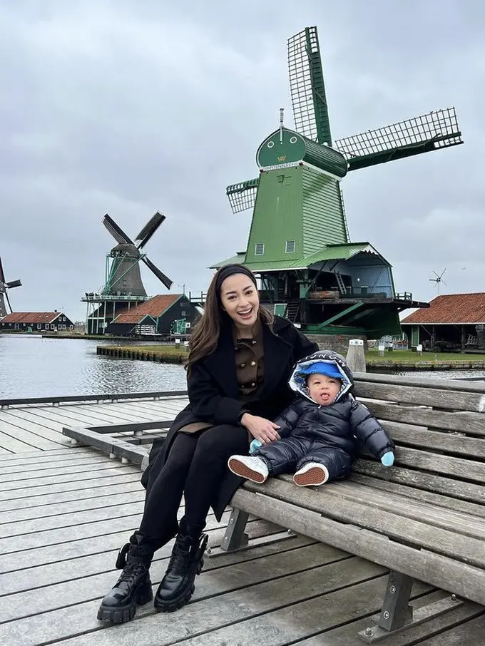 Nikita Willy saat liburan ke Belanda bareng baby Izz, credit: (IG/@nikitawillyofficial94)