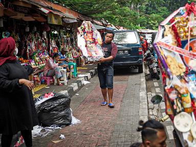 Pedagang membawa parsel yang siap kirim di Pasar Barito, Jakarta, Kamis (23/12/2021). Pedagang mengakui penjualan parsel sebagai hantaran Natal mulai ramai. Parsel yang paling banyak diminati adalah parsel makanan dengan harga mulai dari Rp 100.000 hingga Rp 800.000. (Liputan6.com/Faizal Fanani)
