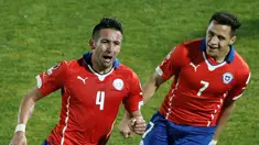 Pemain Cile, Mauricio Isla, merayakan gol yang di cetaknya ke gawang Uruguay dalam perempatfinal Copa America 2015 di Stadion Nasional, Santiago, Cile. Kamis (25/6) pagi WIB. Cile menang dengan skor 1-0. (AP Photo/Silvia Izquierdo)