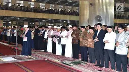 Presiden Joko Widodo bersama jemaah lainnya menunaikan ibadah Salat Jumat di Masjid Istiqlal, Jakarta, Jumat (2/3). Dalam Salat Jumat tersebut Dr. Bambang Irawan, M.A bertindak selaku khatib. (Liputan6.com/Pool/Biro Pers Setpres)