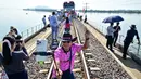 Menurut Public Relation SRT Ekkarat Sri-arayanphong, keberadaan kereta apung tahunan ini merupakan salah satu upaya pemerintah untuk memulihkan pariwisata dan ekonomi lokal. (MANAN VATSYAYANA/AFP)