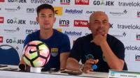 Kim Jeffrey Kurniawan dan Herrie Setiawan (kanan) saat sesi konferensi pers jelang Persib vs Persegres di Bandung, Sabtu (19/8/2017). (Bola.com/Erwin Snaz)