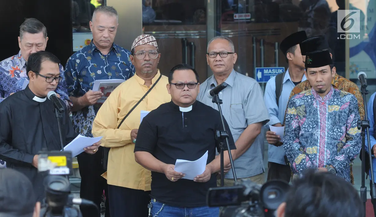 Sejumlah tokoh lintas agama menyatakan dukungan terhadap KPK di lobi Gedung Merah Putih KPK, Jakarta, Selasa (10/9/2019). Mereka menolak upaya pelemahan KPK oleh DPR melalui revisi UU No 30 Tahun 2002 tentang KPK. (merdeka.com/Dwi Narwoko)