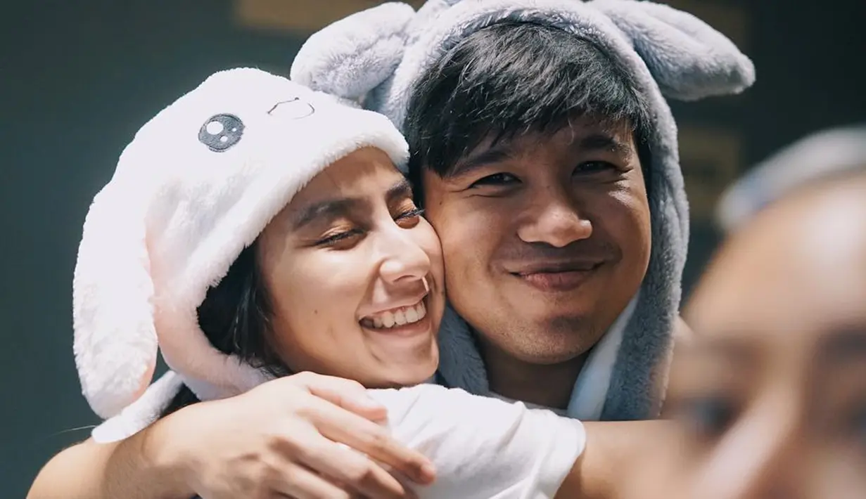 Baik Jojo ataupun Clay, keduanya kerap membagikan momen manis mereka. Tak jarang, pasangan ini melakukan aksi yang membuat perut tergelitik. Pasangan yang serasi ya! (Liputan6.com/IG/jojosuherman)
