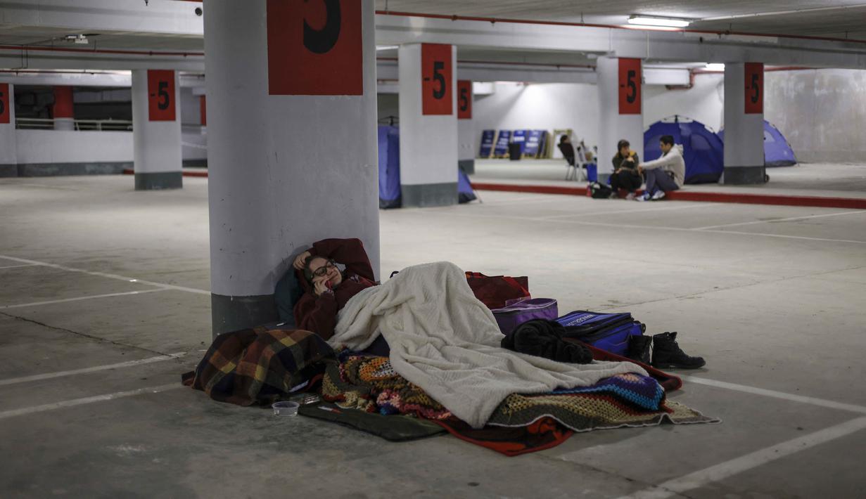 Pemerintah Israel melalui Menteri Pertahanan Israel Katz telah menetapkan keadaan darurat khusus di seluruh wilayah negara. Tampak dalam foto, orang-orang berlindung di tempat parkir bawah tanah di Haifa pada Minggu 1 Maret 2026, di tengah kekhawatiran akan serangan Iran. (Jalaa MAREY/AFP)