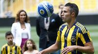 Jugling Robin van Persie di depan publik Fenerbahce. (EPA/ULAS YUNUS TOSUN)