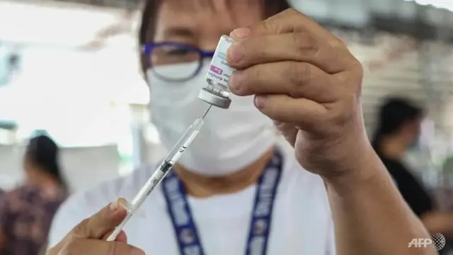 Departemen kesehatan Filipina menangguhkan penggunaan vaksin COVID-19 AstraZeneca pada 8 April 2021 untuk orang di bawah 60 tahun setelah adanya laporan pembekuan darah di luar negeri.