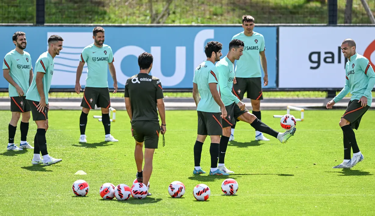 Para pemain timnas Portugal menghadiri sesi latihan di kamp pelatihan "Cidade do Futebol" di Oeiras, pinggiran Lisbon, Rabu (8/6/2022). Portugal akan menjamu Republik Ceko pada matchday 3 Grup 2 UEFA Nations League A 2022/2023 di Estadio Jose Alvalade, Jumat 10 Juni 2022 dini hari WIB. (PATRICIA DE MELO MOREIRA / AFP)