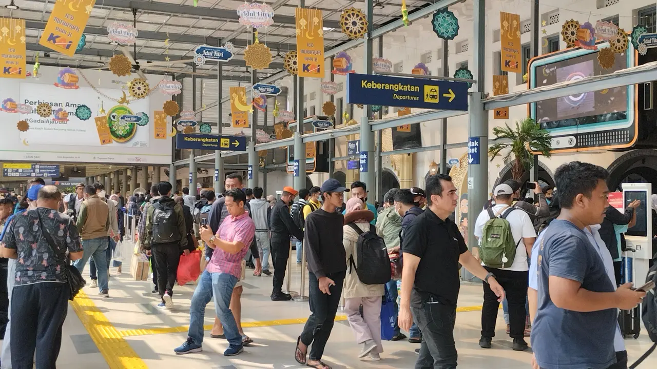 Pemudik mulai memadati Stasiun Pasar Senen, Jakarta Pusat di hari pertama penetapan cuti Hari Raya Idul Fitri 2023 (19/4/2023).