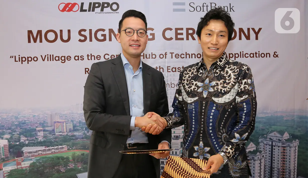 CEO PT Lippo Karawaci John Riady dan VP and Head of Global Business Strategy SoftBank Hidebumi Kitahara saat MoU kerjasama di Jakarta, Kamis (28/11/2019). Kerjasama dengan menerapkan Internet of Things untuk menciptakan berbagai solusi inovatif. (Liputan6.com/Fery Pradolo)