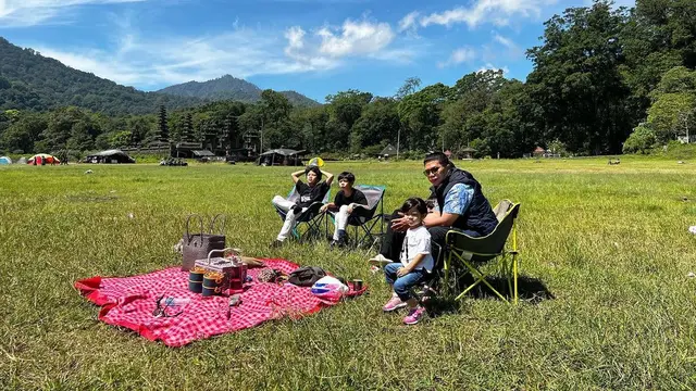 6 Momen Seru Ratna Galih Piknik Bareng Keluarga Nikmati Pemandangan Alam