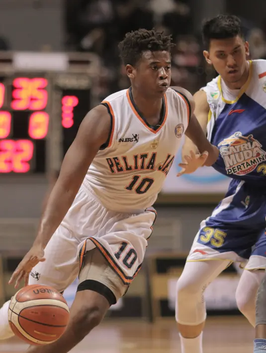 Aksi pemain Pelita Jaya, Wayne Bradford melewati adangan pemain Satria Muda pada laga Perbasi Cup 2017 di Sports Mall, Kelapa Gading, Jakarta, (10/11/2017). Pelita Jaya menang 82-77.  (Bola.com/Virdhy)