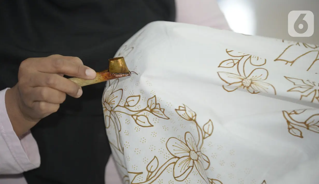 Ibu rumah tangga menyelesaikan pembuatan batik kembang mayang di Kampung Batik, Kelurahan Larangan Selatan, Kota Tangerang, Banten, Rabu (26/8/2020). Di tempat yang menjadi destinasi wisata tersebut kita bisa melihat langsung pembuatan dan mengikuti pelatihan membatik. (merdeka.com/Dwi Narwoko)