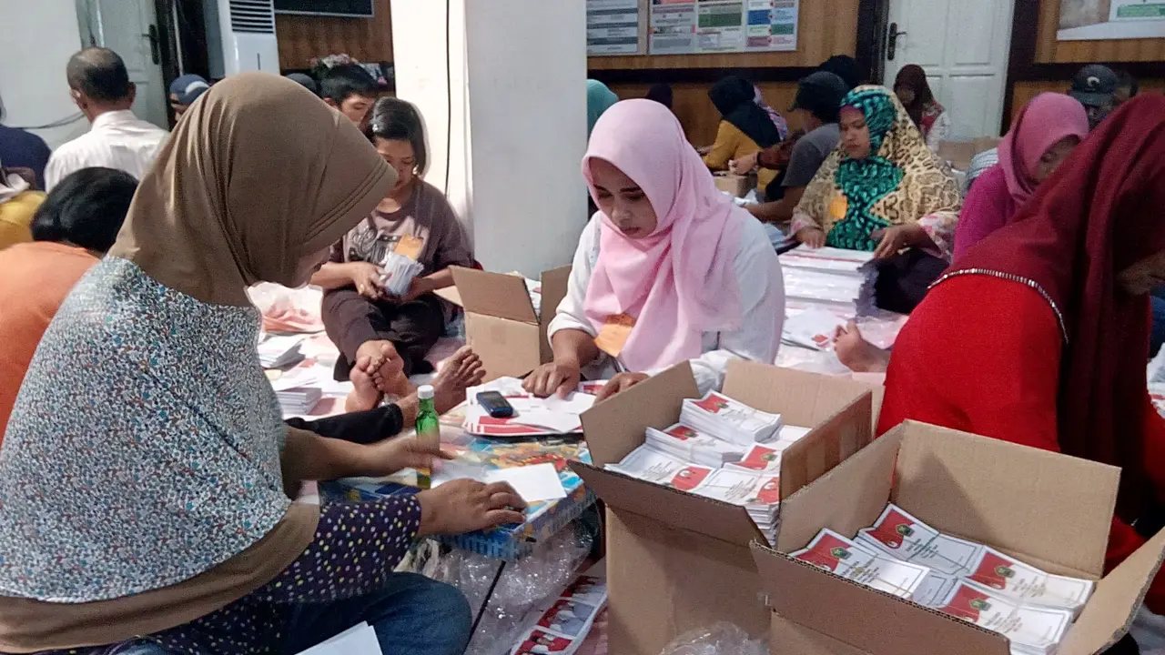 Tenaga Ekstra Demi Kejar Target Pelipatan Surat Suara Pilkada Kota Malang