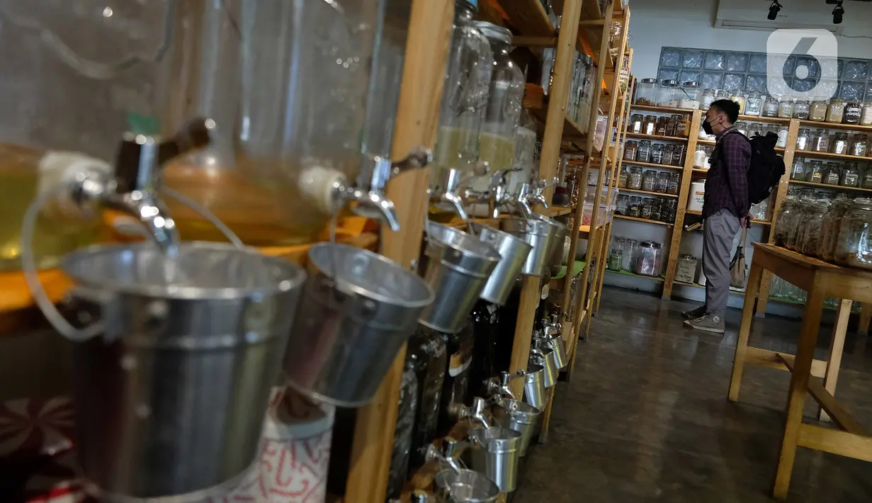Pengunjung memilih barang di Toko Naked Inc, Kemang, Jakarta, Sabtu (11/9/2021). Naked Inc merupakan salah satu toko kebutuhan sehari-hari yang menerapkan konsep bebas sampah atau "zero waste", dimana pembeli harus membawa kantong belanja atau wadah sendiri. (Liputan6.com/Herman Zakharia)