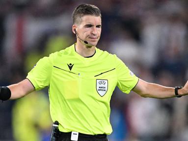 UEFA akhirnya resmi menentukan wasit yang akan memimpin jalannya laga final Euro 2024. Wasit asal Prancis, Francois Letexier dipilih untuk mengadili duel Spanyol vs Inggris. (AFP/Kirill Kudryavtsev)
