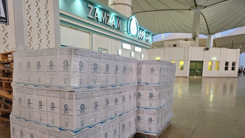 Outlet penjualan air zamzam kemasan 5 liter di Bandara King Abdul Aziz, Jeddah. Tahun ini, jemaah haji Indonesia akan mendapatkan 2 galon atau 10 liter air zamzam. (FOTO: MCH PPIH ARAB SAUDI 2023)