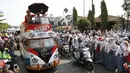 Ribuan siswa sekolah dan warga Kudus menyambut peraih emas bulutangkis Olimpiade Rio 2016, Tontowi Ahmad dan Liliyana Natsir, saat kirab melewati jalan-jalan utama kota Kudus, Kamis (1/9/2016). (Bola.com/Arief Bagus)