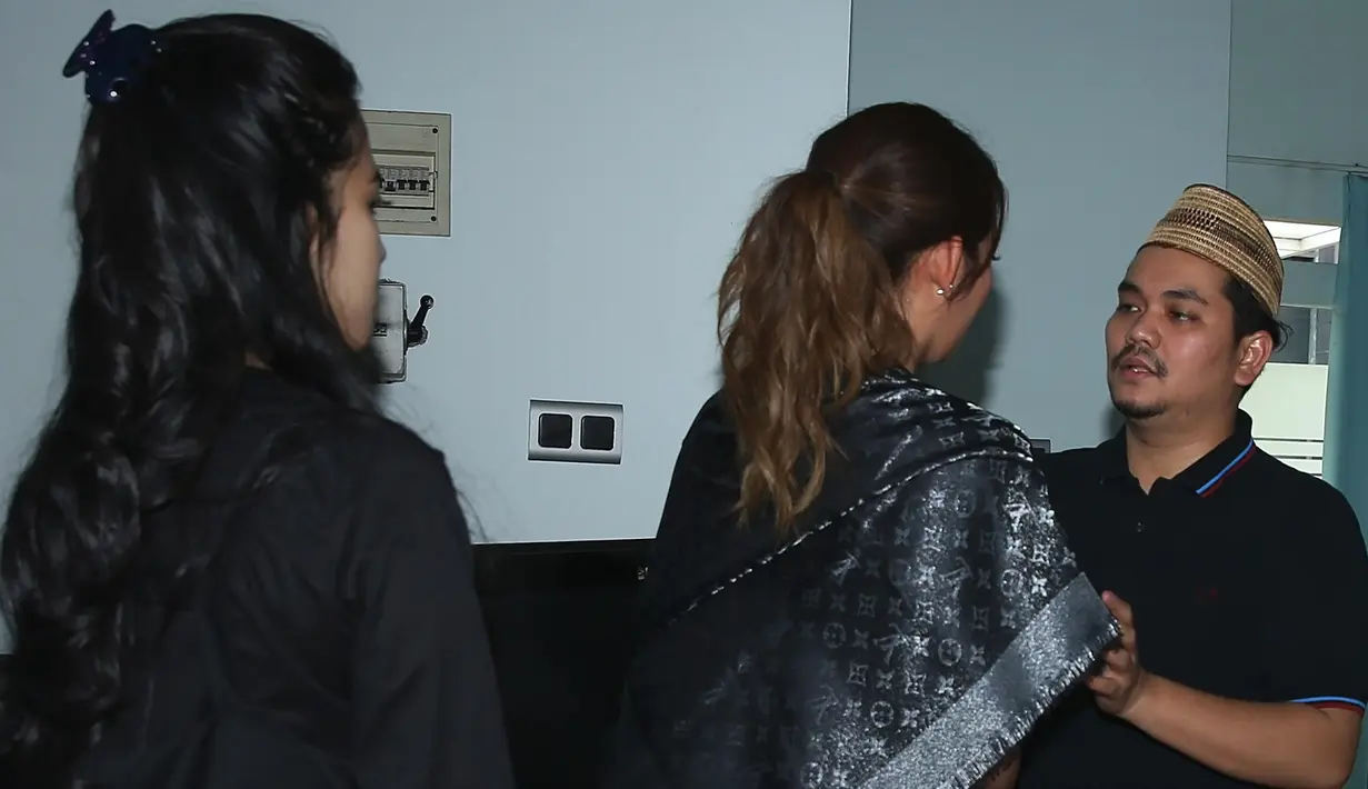 Sebelum dimakamkan, keluarga dan sahabat hadir di kediaman Bekti dan Dila turut memberikan semangat dan ketegaran kepada keluarga yang tengah berduka. (Bambang E.Ros/Bintang.com)