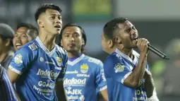 Bek Persib Bandung, Ardi Idrus, bernyanyi saat merayakan kemenangan atas Persija Jakarta pada laga Liga 1 di Stadion GBLA, Jawa Barat, Minggu (23/9/2018). Persib menang 3-2 atas Persija. (Bola.com/M Iqbal Ichsan)