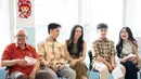 Bukan bersama keluarga, tampak Randy Martin mengajak Lyodra berkunjung ke Panti Lansia untuk merayakan Imlek 2025 bersama. Keduanya pun tampak bahagia dalam momen ini, tampak Lyodra tertawa lepas. [@audyvanessa]