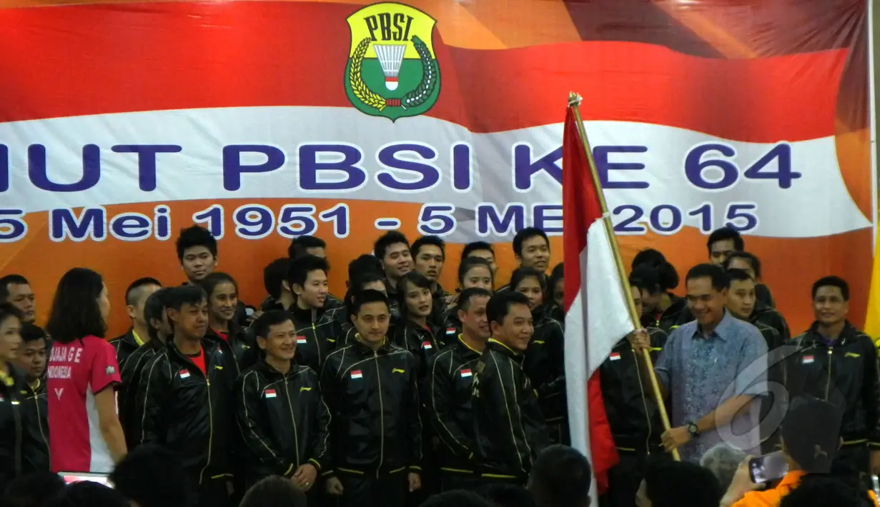 PBSI rayakan HUT  ke-64 sekaligus melakukan pelepasan Tim Piala Sudirman 2015 di Pelatnas Cipayung, Jakarta, Selasa (5/5/2015). Tampak Gita Wirjawan memberikan bendera kepada Tim Piala Sudirman 2015. (Liputan6.com/Yoppy Renato)