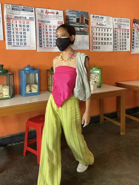 Tas underwear berwarna abu-abu tersebut, dipadukan dengan outfit atas tube dari syal warna magenta dipadukan celana hijau bermotif garis-garis. Ia memilih kalung mute-mute floral. Instagram @putrisamboda