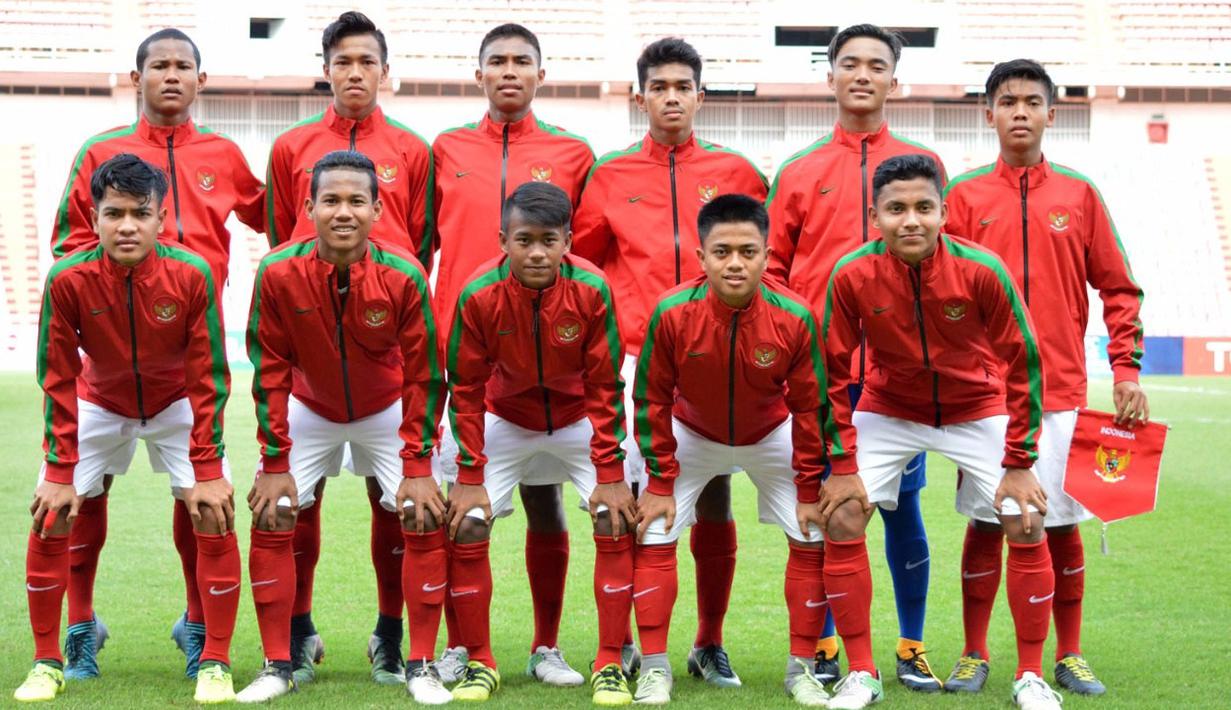 Para pemain Timnas Indonesia U-16 melakukan sesi foto sebelum melawan Timor Leste pada laga grup G Piala AFC U-16 di Stadion Rajamangala, Bangkok, Senin (18/9/2017). Timnas Indonesia U-16 menang 3-1. (Bola.com/PSSI)