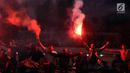 Suporter PSIS menyalakan suar saat merayakan kemenangan timnya melawan Martapura FC di Final tempat ketiga Liga 2 Indonesia di Stadion GBLA, Bandung, Selasa (28/11). PSIS unggul 6-4 dan lolos ke Liga 1 Indonesia. (Liputan6.com/Helmi Fithriansyah)