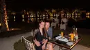 Aktris Shandy Aulia bersama sang suami, David Herbowo menikmati suasana malam di kota Marrakech, Maroko. Selama di Maroko, Shandy Aulia mengunjungi berbagai tempat, salah satunya adalah pasar tradisional Marrakech Medina. (Instagram/@ShandyAulia)