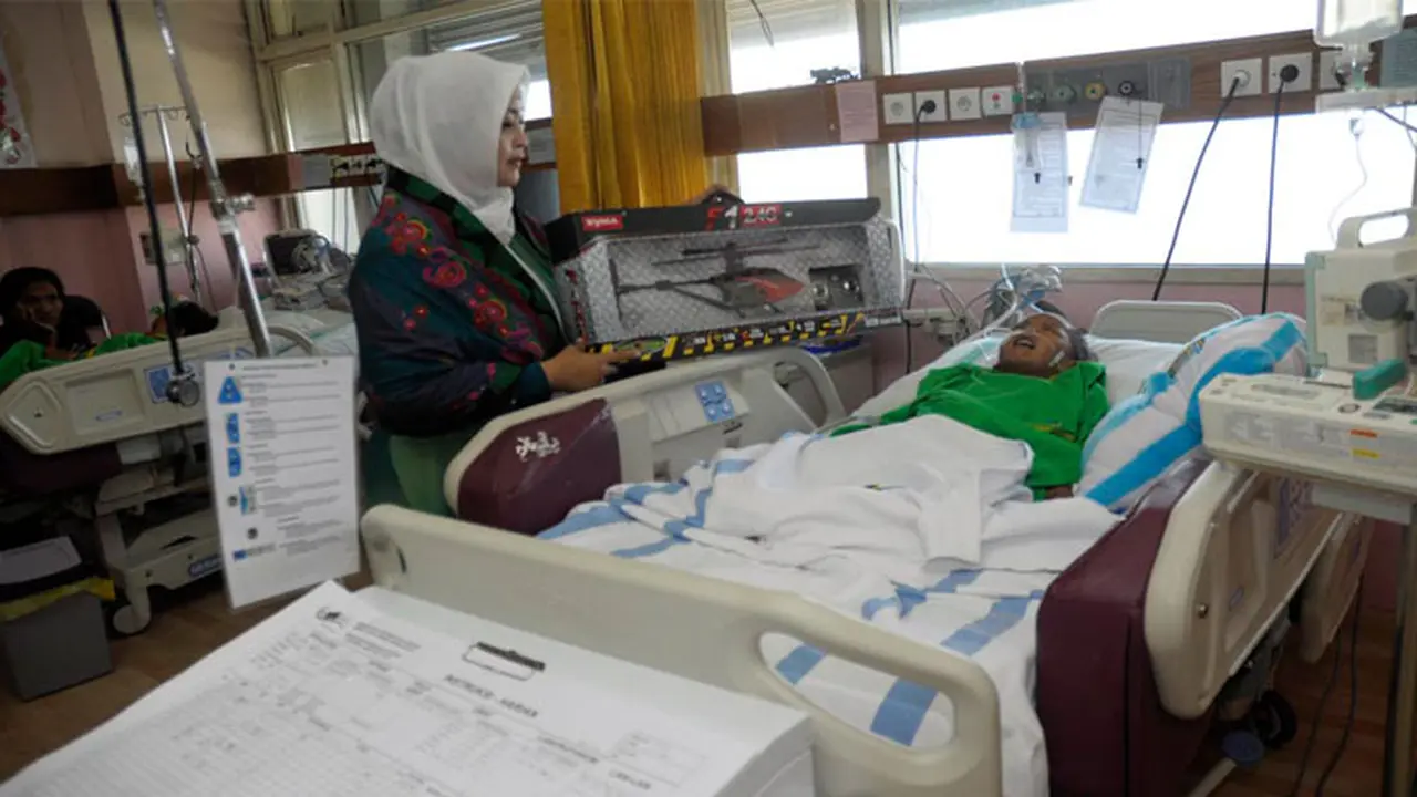 Balita Iqbal Dijenguk Fahira Idris