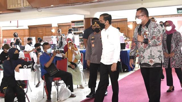 Jokowi saat meninjau pelaksanaan vaksinasi merdeka yang digelar di Kampus Institut Pertanian Bogor. (Foto: Biro Pers Sekretariat Presiden)